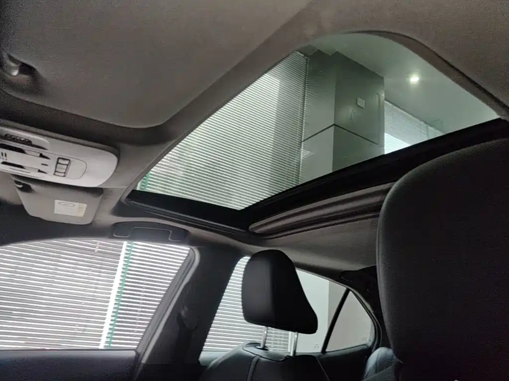 Toyota Camry 2019 — фото 18