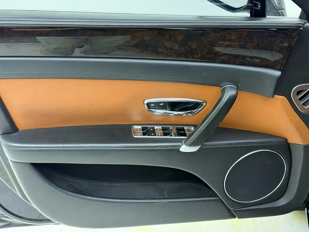 Bentley Flying Spur 2015 — фото 10