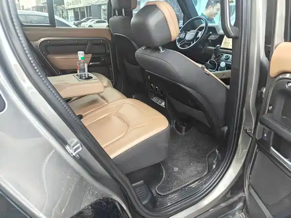 Land Rover Defender 2025