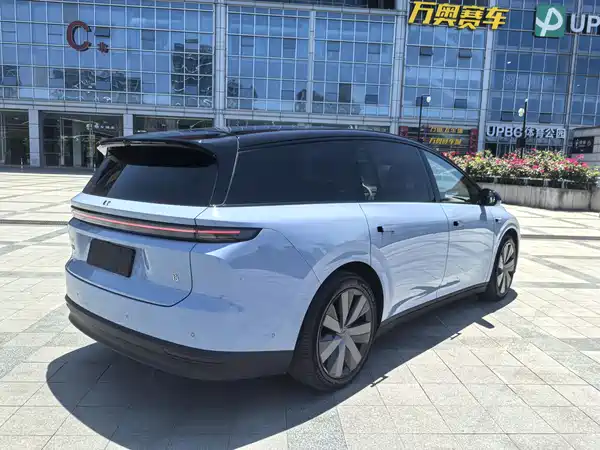 Li Auto i8 2025
