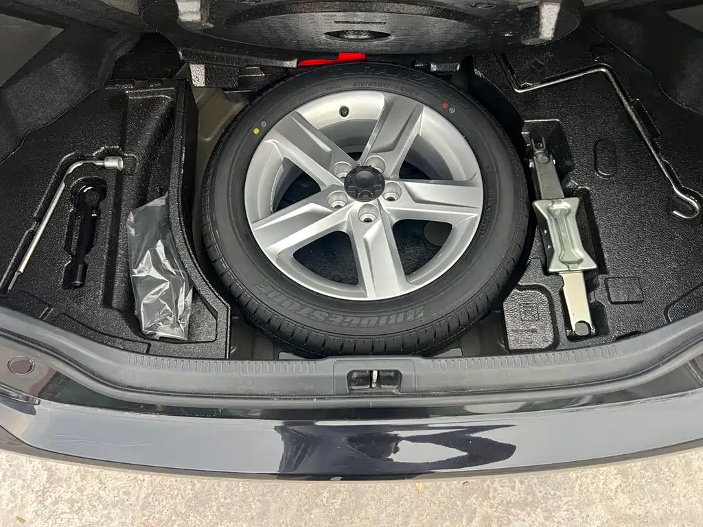 Toyota Camry 2015 — фото 20