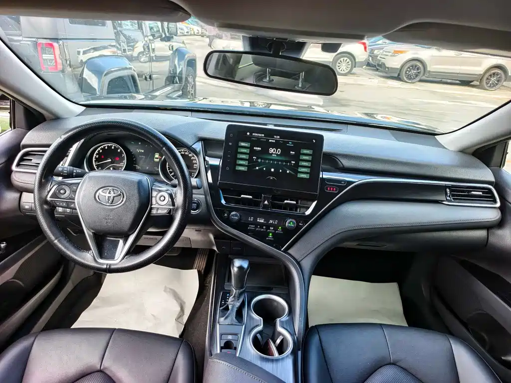 Toyota Camry 2023 — фото 12