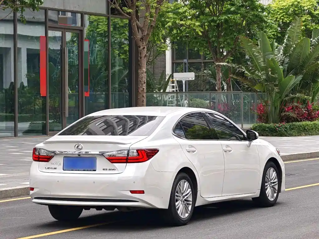 Lexus ES 2017 — фото 8