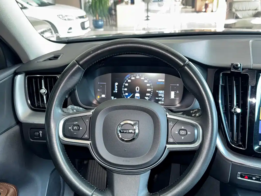 Volvo XC60 2020 — фото 21