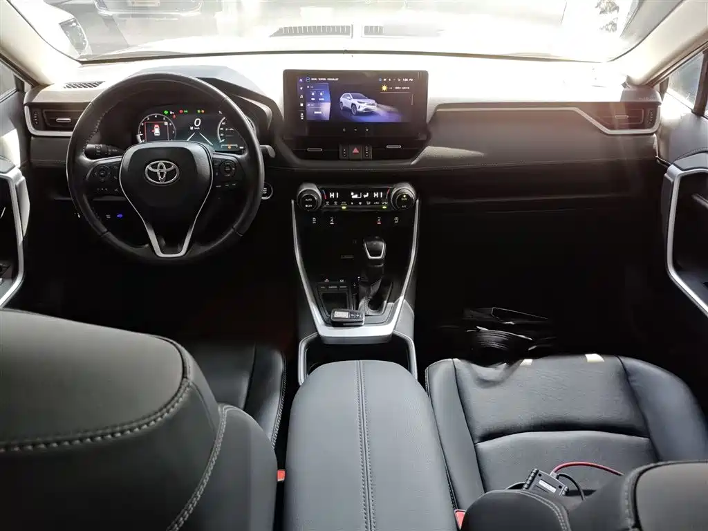 Toyota RAV4 2023 — фото 10