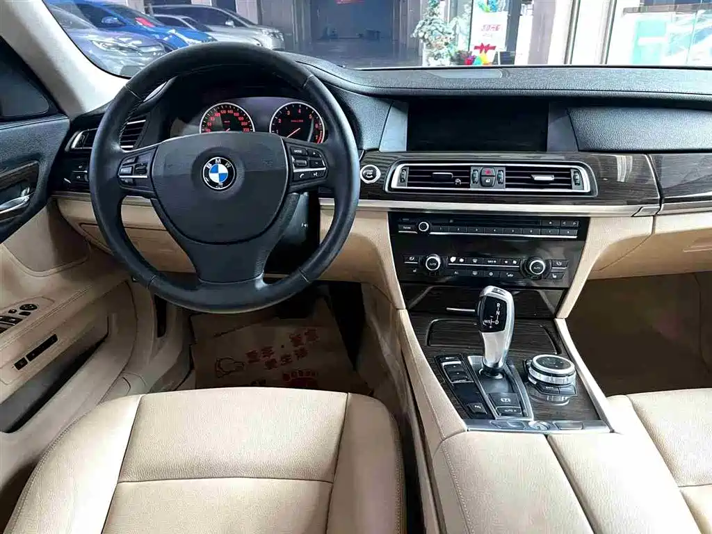 BMW 7 Series 2012 — фото 9