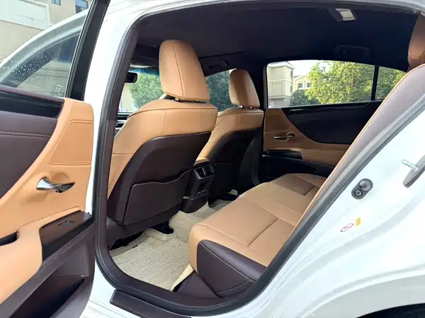 Lexus ES 2019