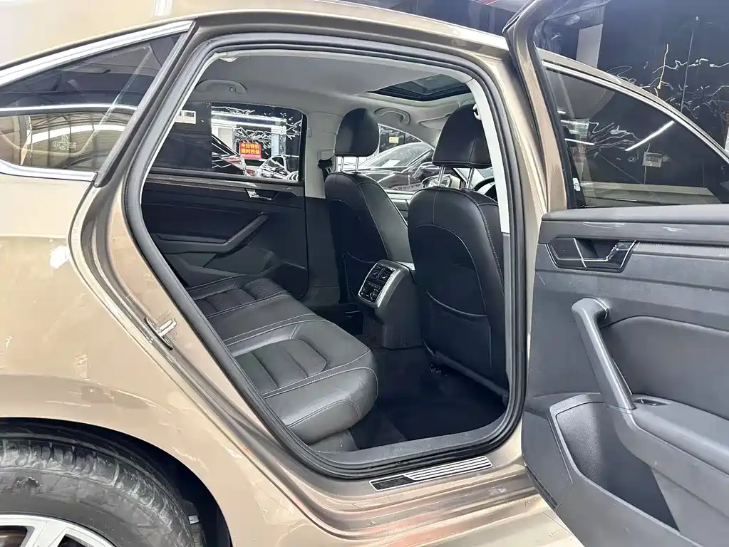 Volkswagen Passat 2017 — фото 15