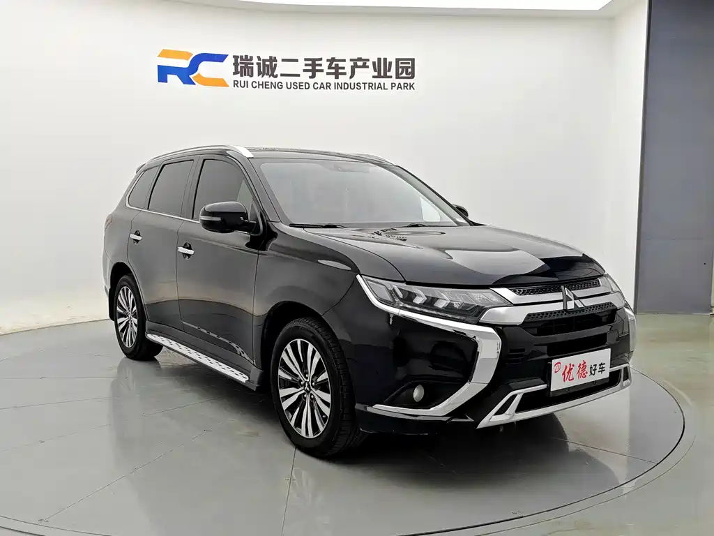 Mitsubishi Outlander 2023 — фото 17