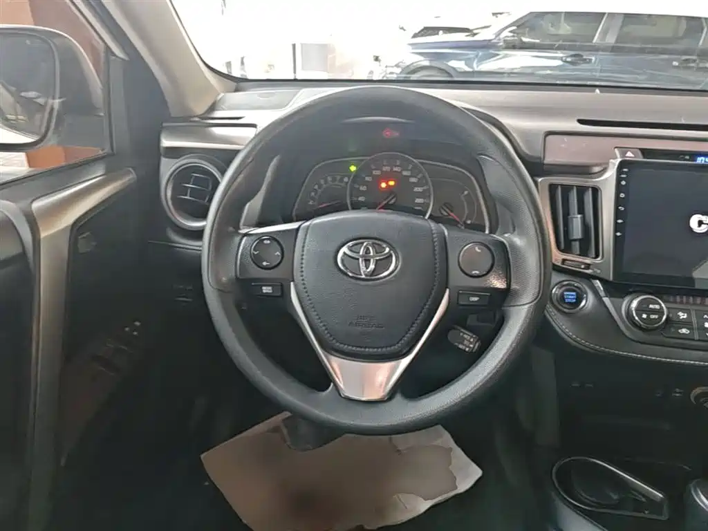 Toyota RAV4 2017 — фото 11