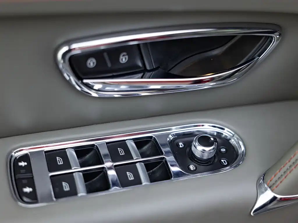 Bentley Bentayga 2018 — фото 13
