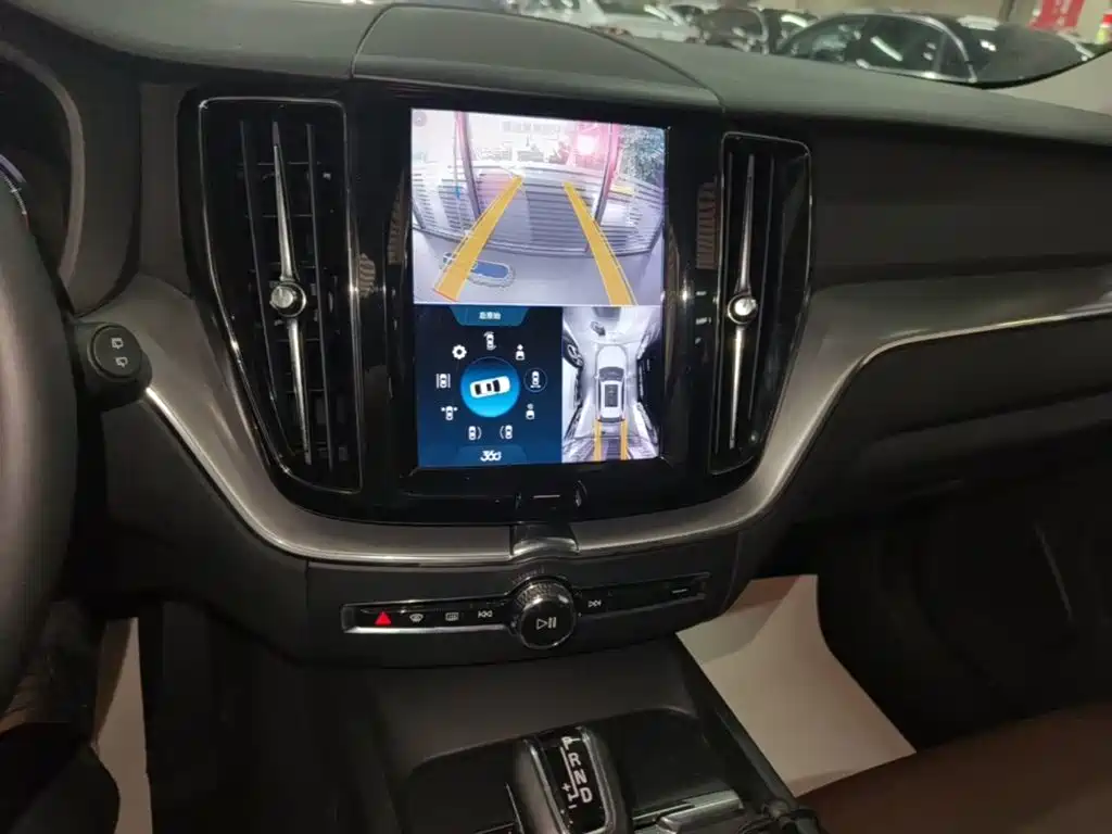 Volvo XC60 2018 — фото 13