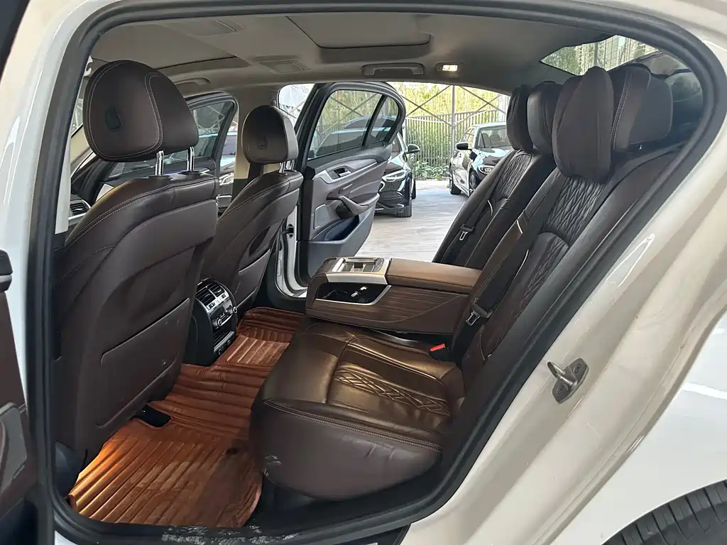 BMW 5 Series 2018 — фото 19