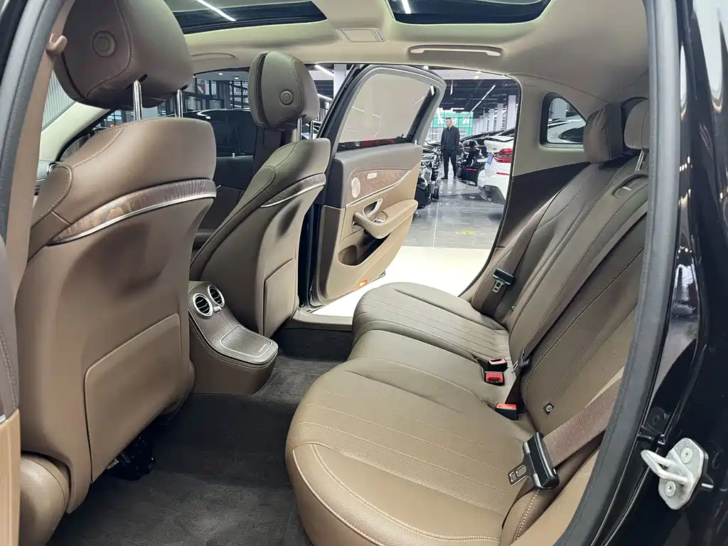 Mercedes-Benz E-Class 2023 — фото 10