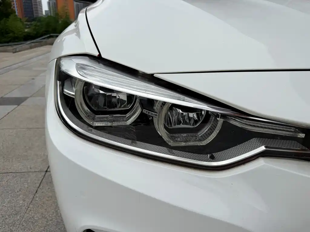 BMW 3 Series 2018 — фото 8