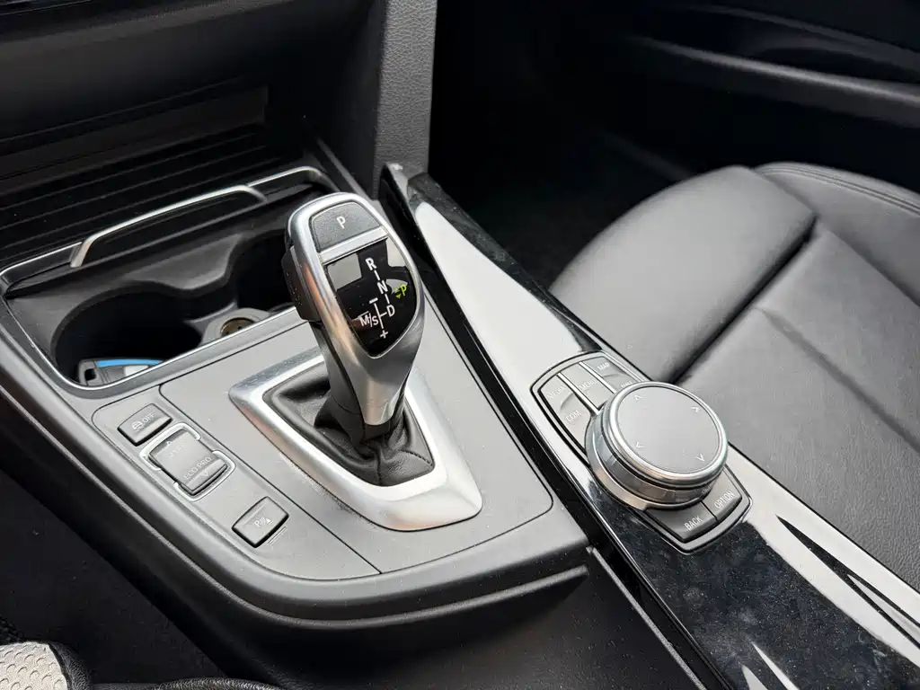BMW 3 Series 2018 — фото 16