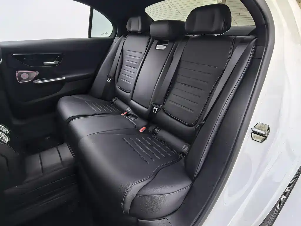 Mercedes-Benz C-Class 2024 — фото 17