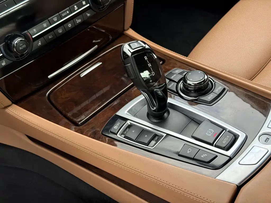 BMW 7 Series 2014 — фото 27