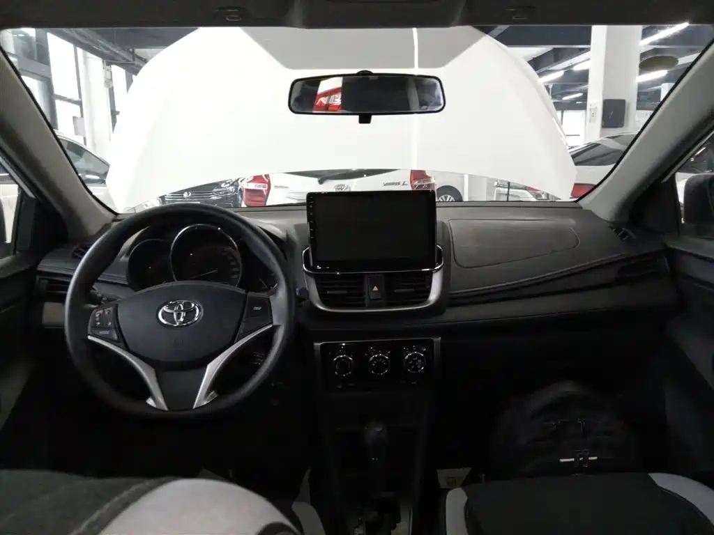 Toyota Yaris L 2022 — фото 10