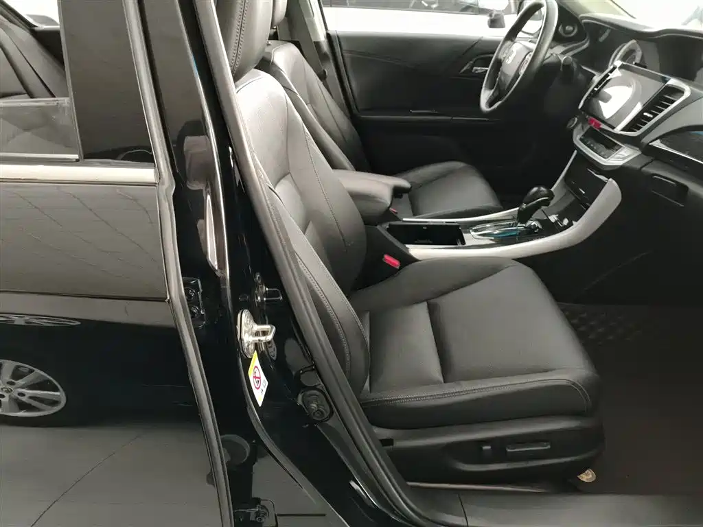 Honda Accord 2016 — фото 25