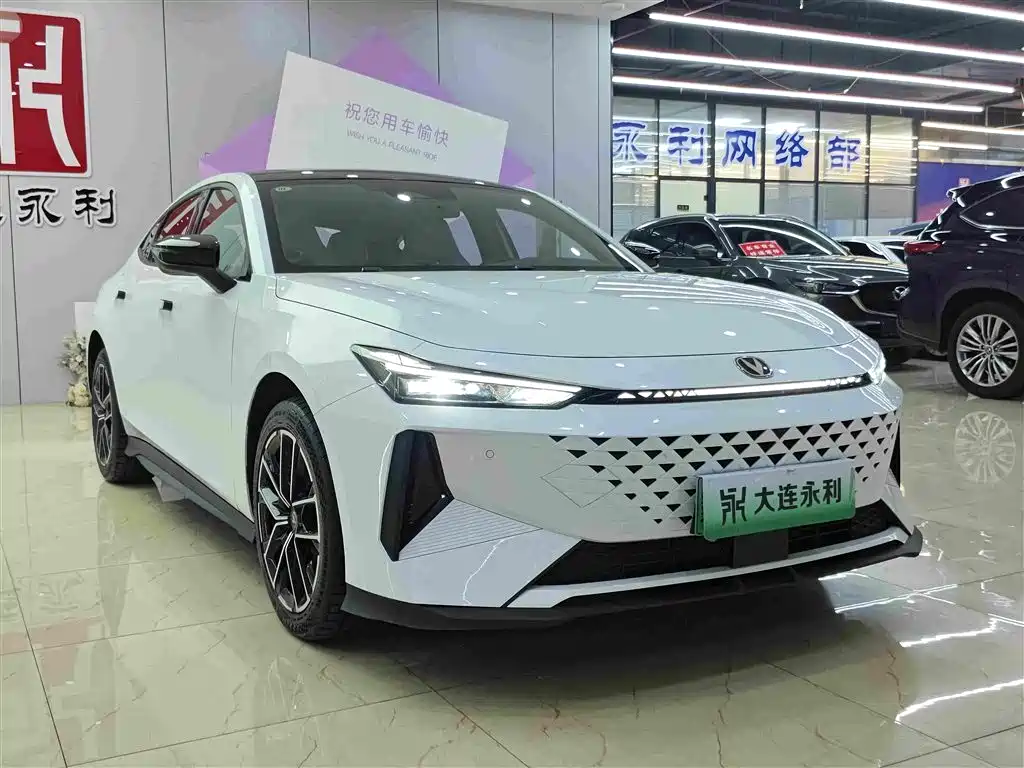 Changan UNI-V Smart Electric Idd 2024 — фото 3