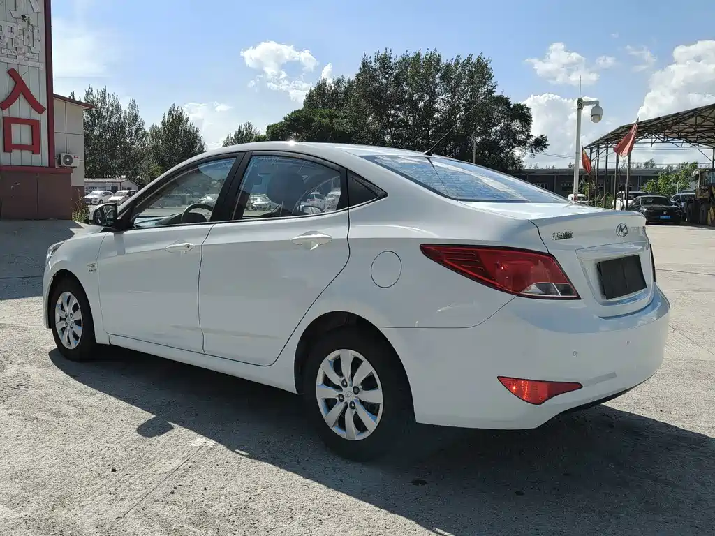 Hyundai Accent 2015 — фото 9