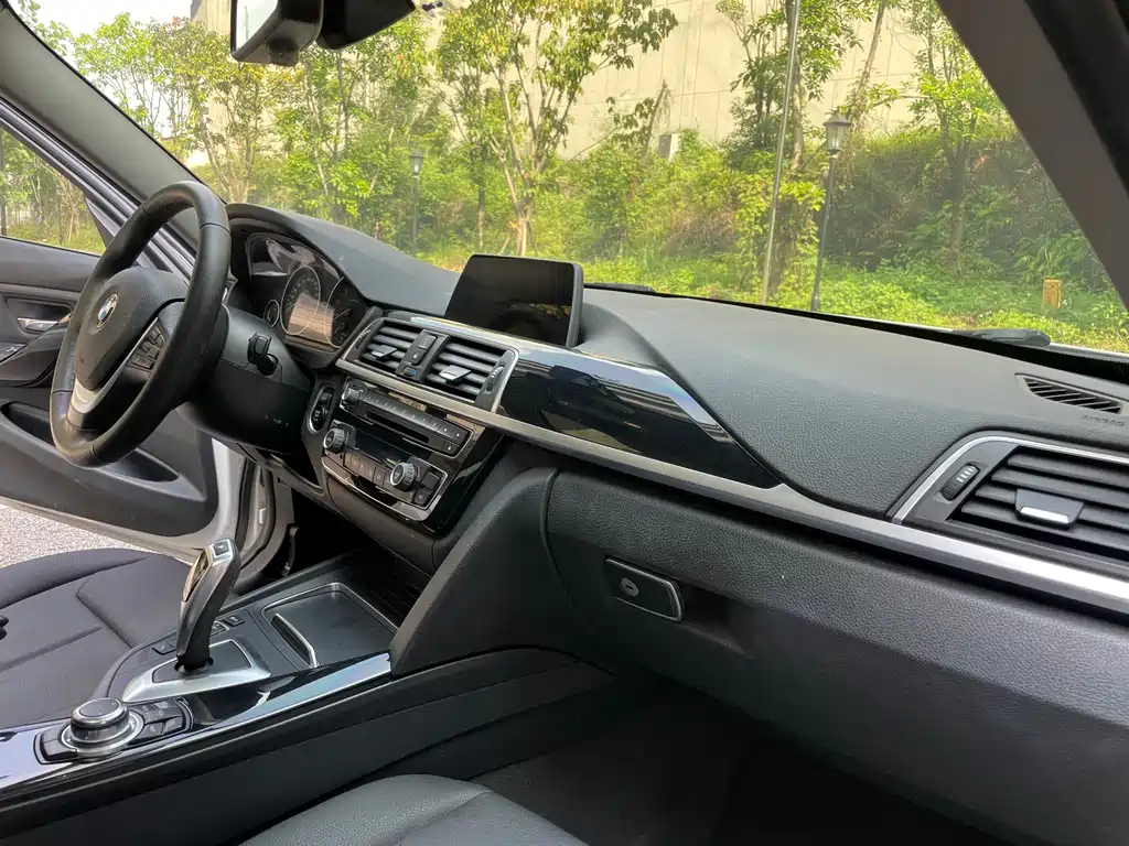 BMW 3 Series 2016 — фото 13
