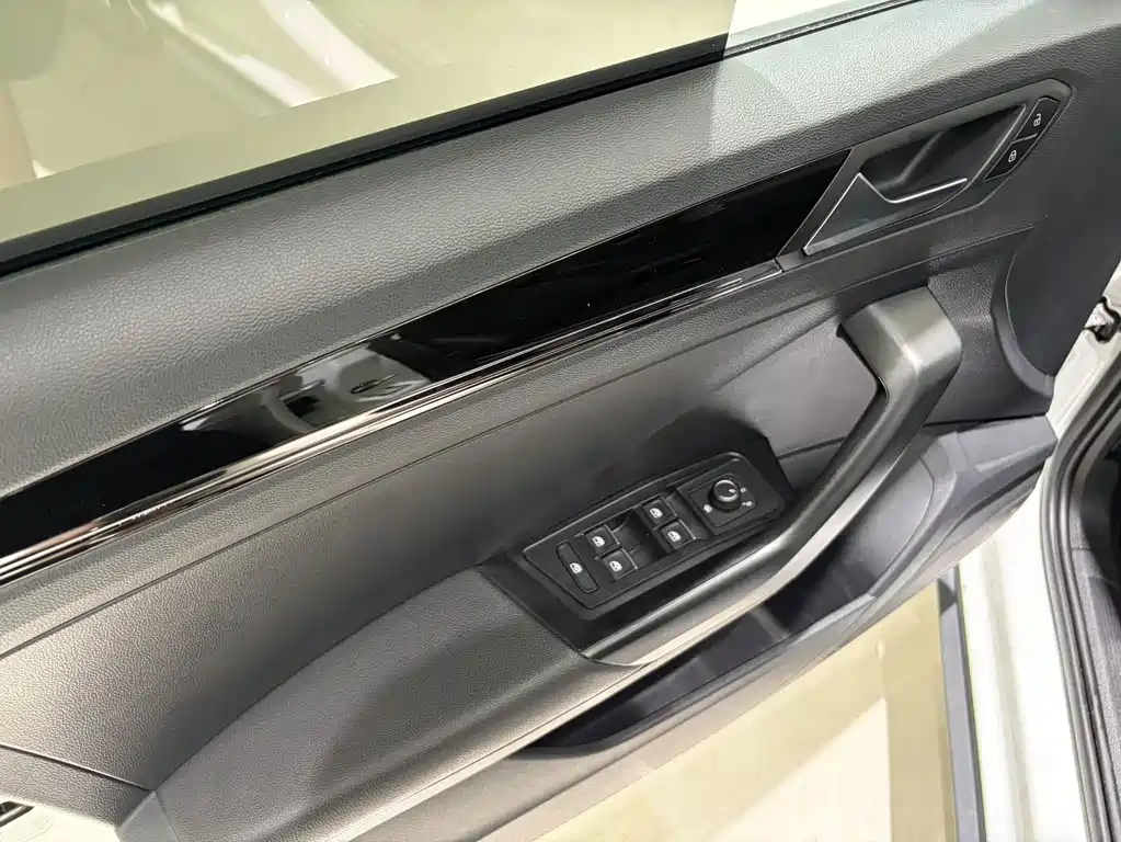 Volkswagen T-Roc 2023 — фото 16