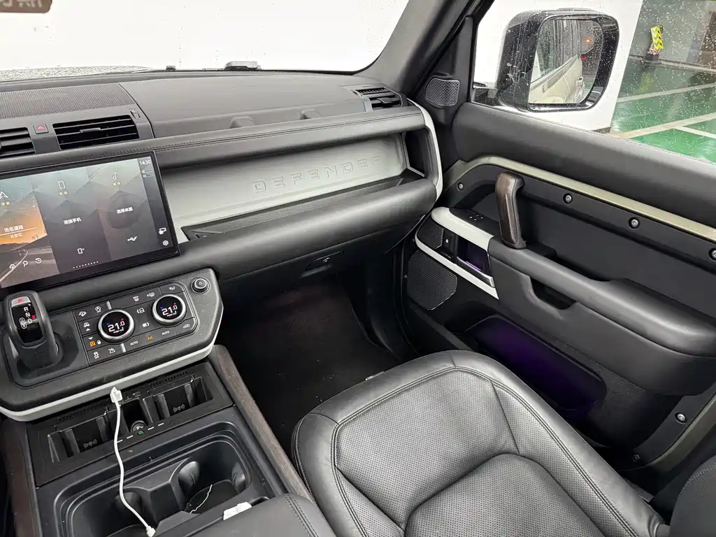 Land Rover Defender 2023 — фото 14