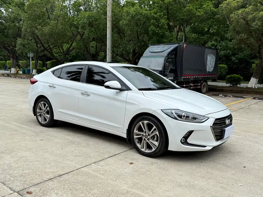 Hyundai Elantra 2019 — фото 3