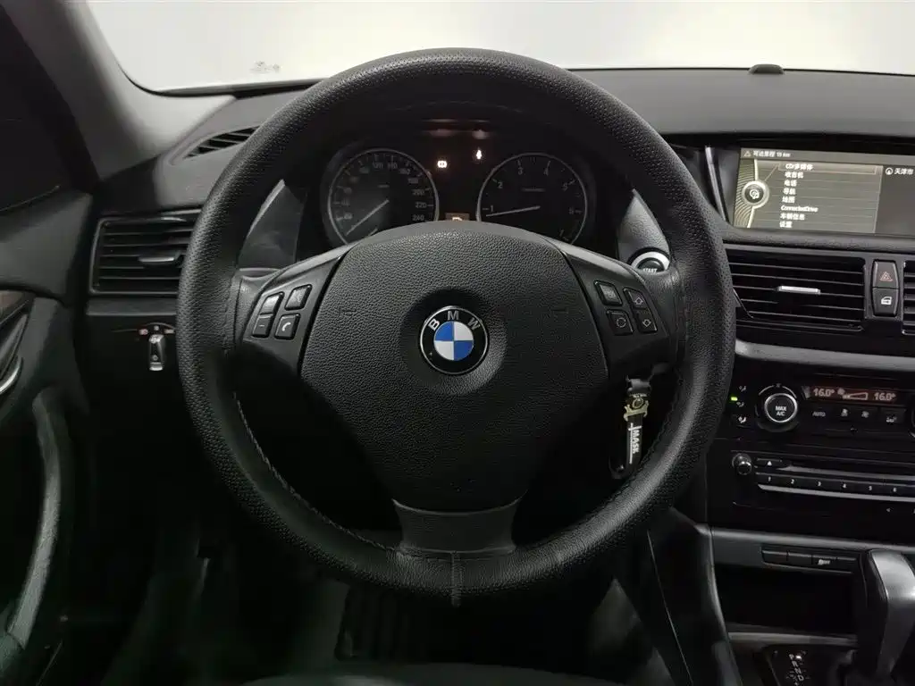 BMW X1 2014 — фото 11