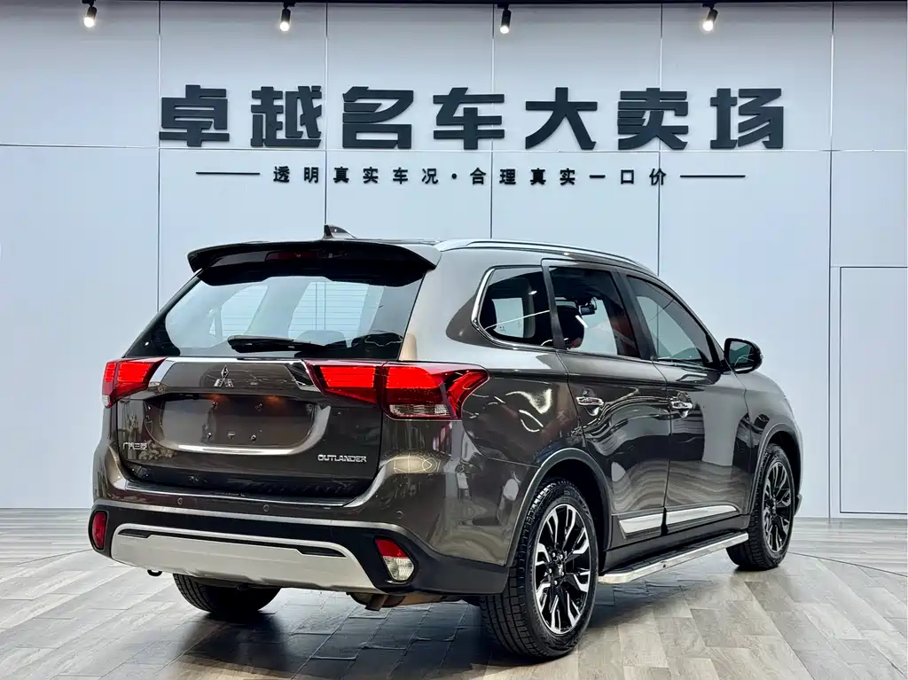 Mitsubishi Outlander 2018 — фото 7