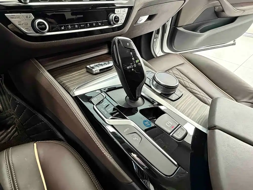 BMW 5 Series New Energy 2019 — фото 5