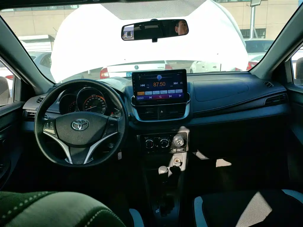 Toyota Yaris L 2022 — фото 10