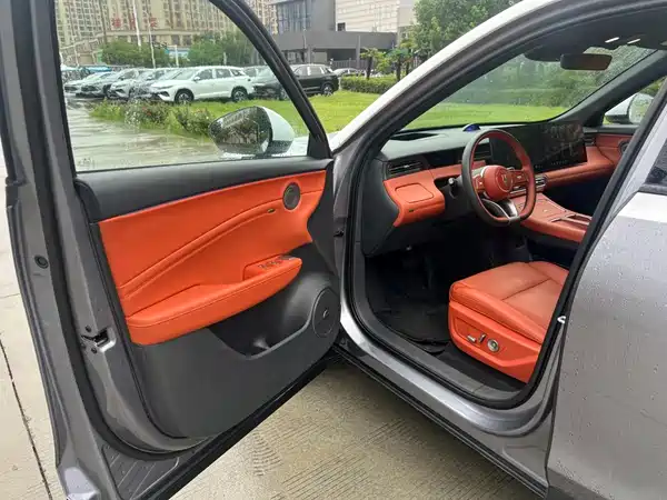 Hongqi HS6 PHEV 2025