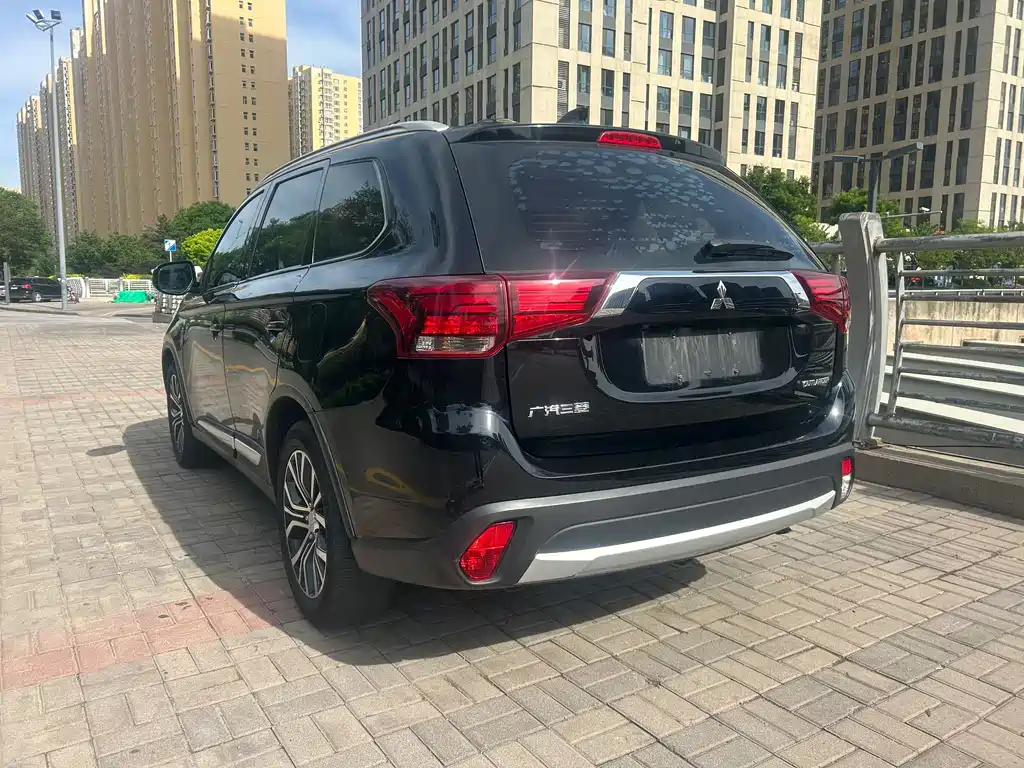 Mitsubishi Outlander 2018 — фото 6