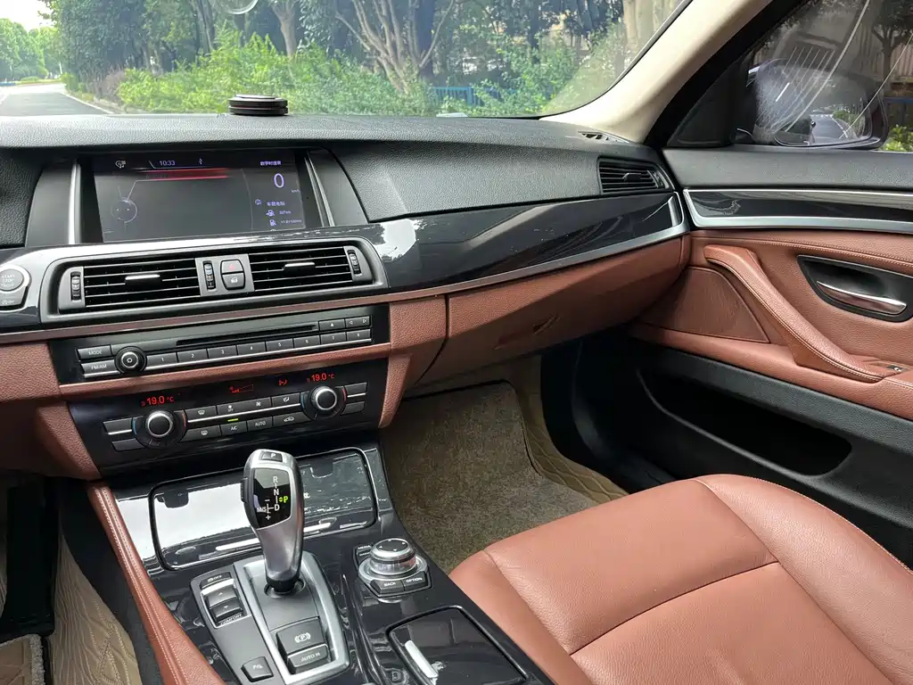BMW 5 Series 2015 — фото 9