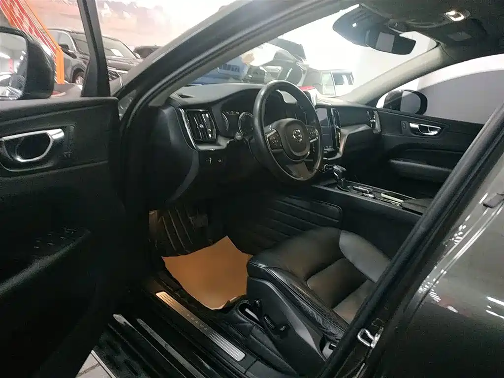 Volvo XC60 2019 — фото 12