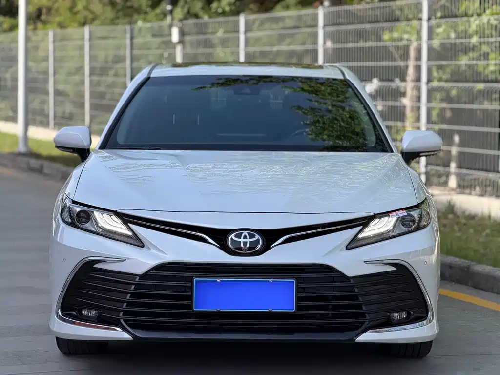 Toyota Camry 2021 — фото 2