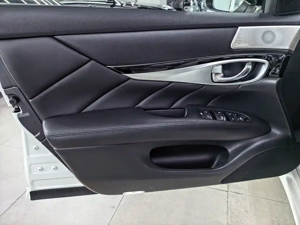 Infiniti Q70 2017 — фото 12