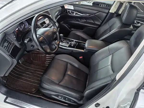Infiniti Q70 2015