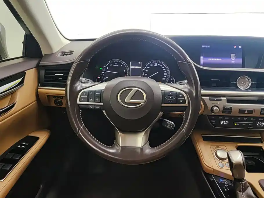Lexus ES 2017 — фото 15
