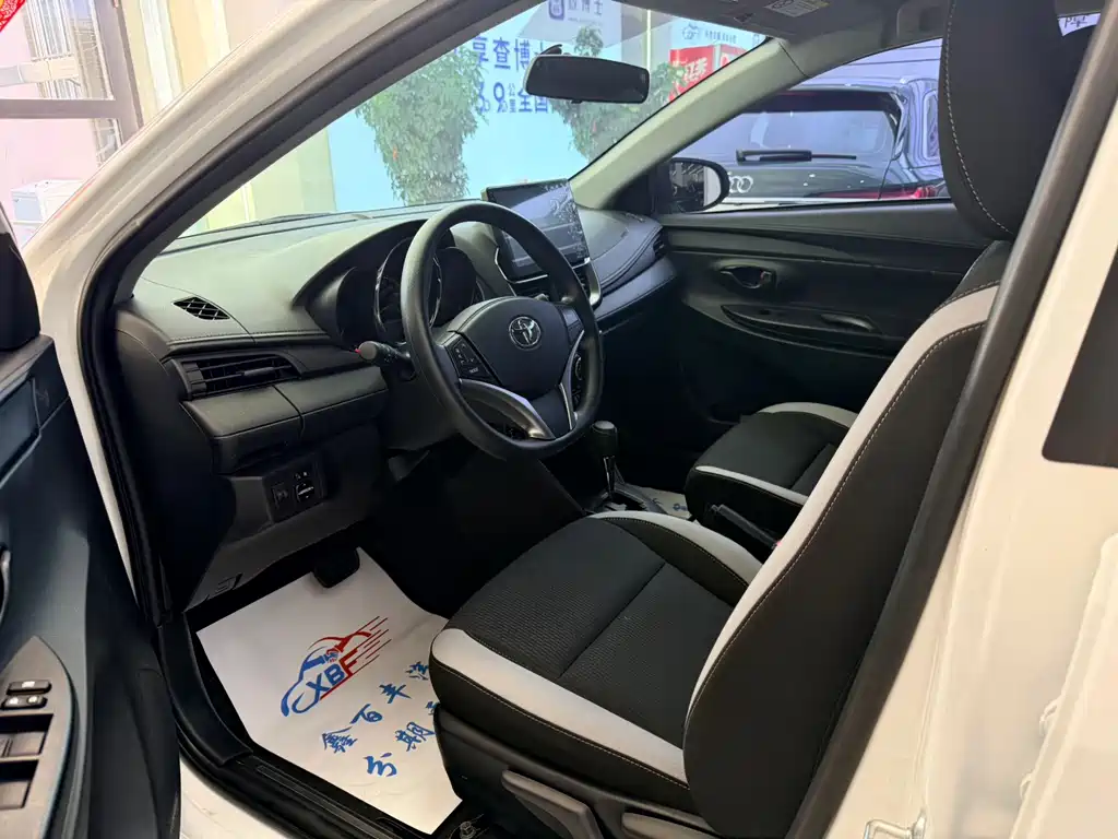 Toyota Yaris L 2023