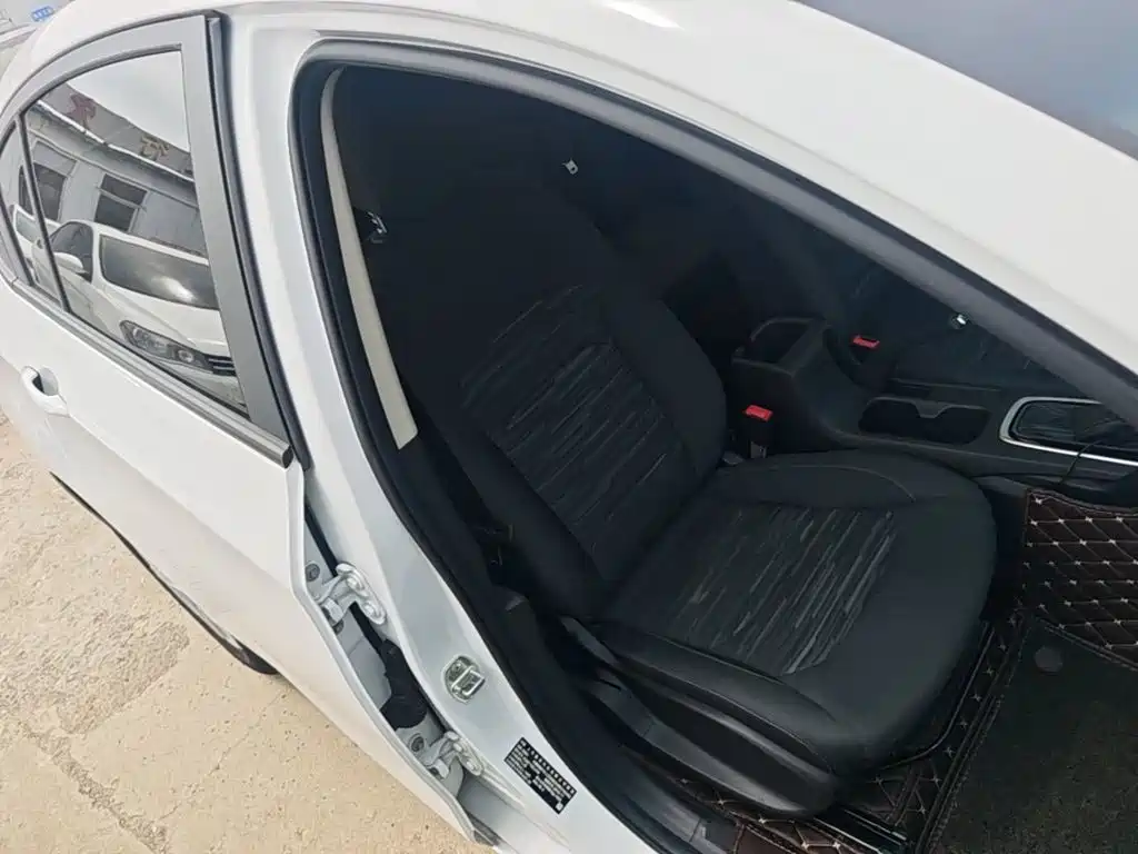 Chevrolet Cavalier 2018 — фото 25