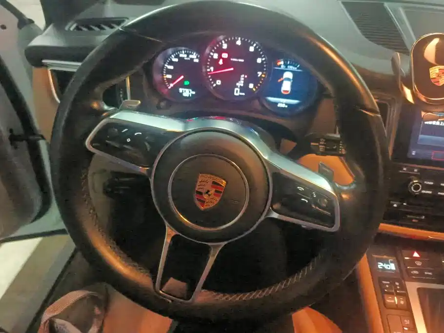 Porsche Macan 2017 — фото 15