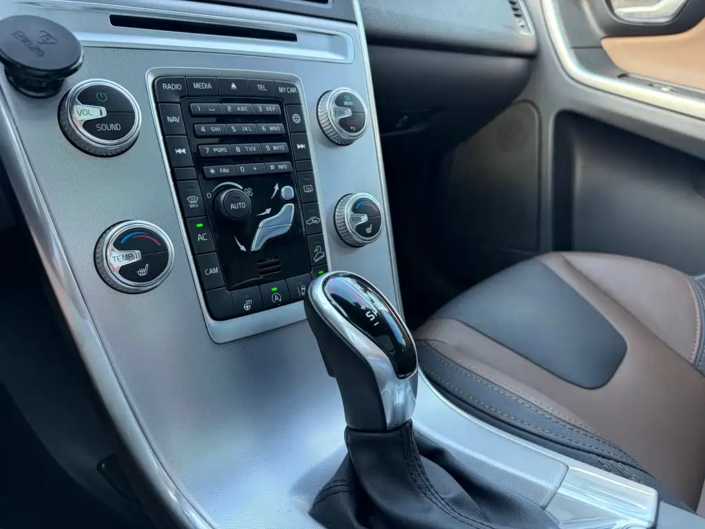 Volvo XC60 2017 — фото 17