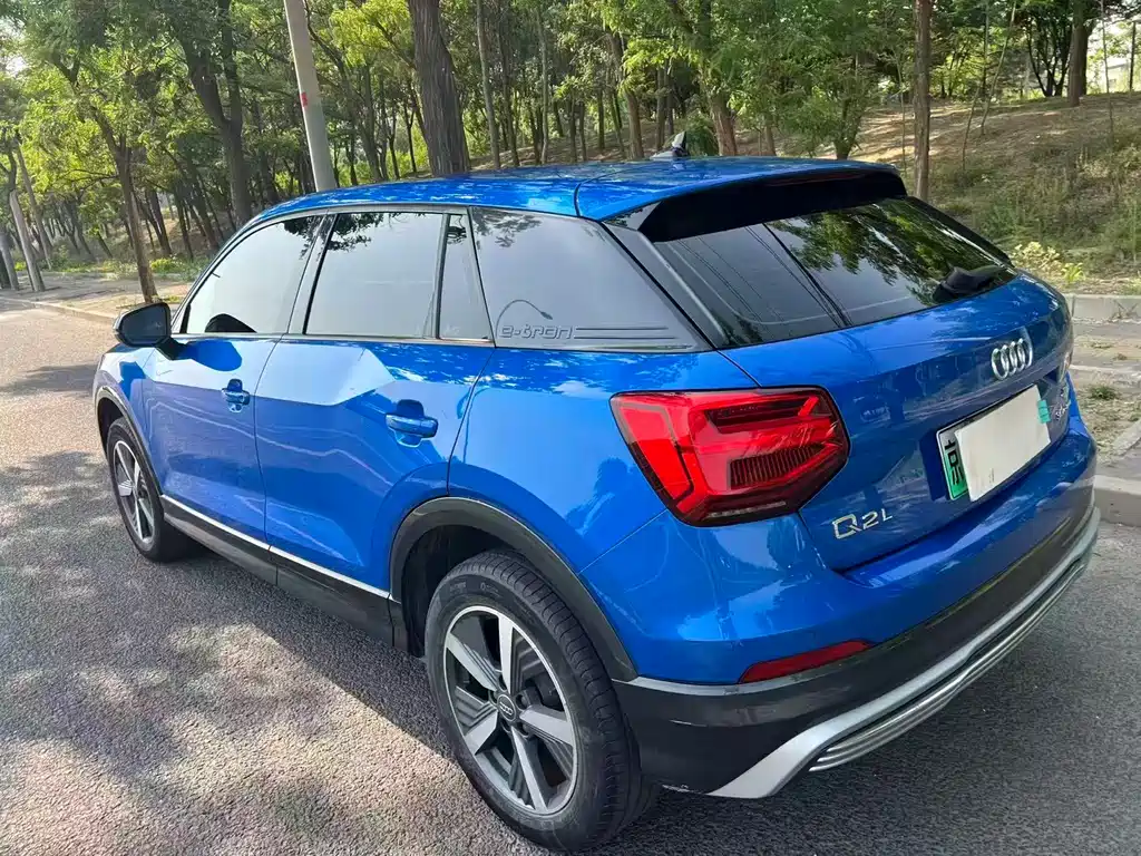 Audi Q2L e-tron 2020 — фото 8
