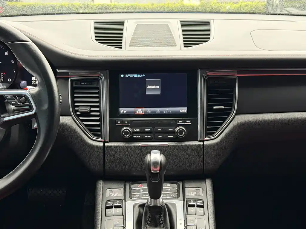Porsche Macan 2017 — фото 18