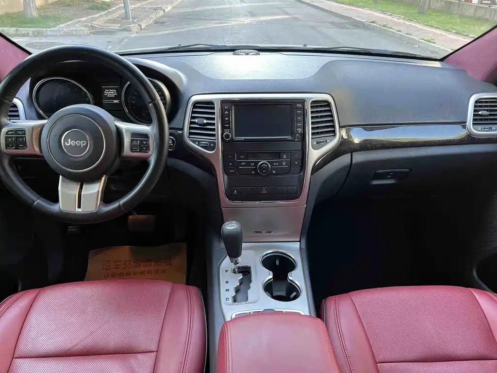 Jeep Grand Cherokee 2012 — фото 15