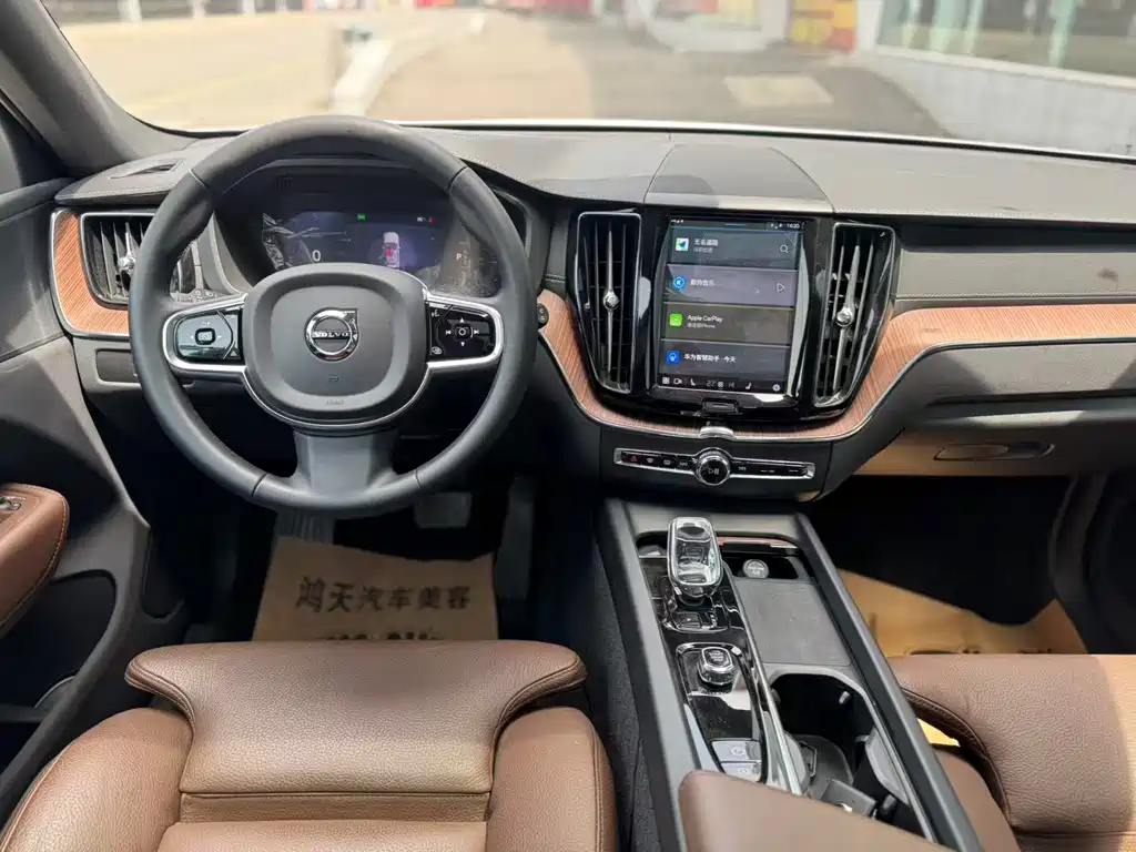 Volvo XC60 Plug-In Hybrid 2025 — фото 8